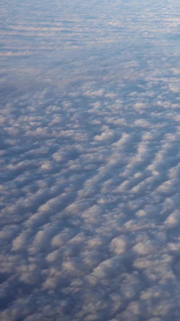 飞机上实拍大气云视频素材视频的预览图