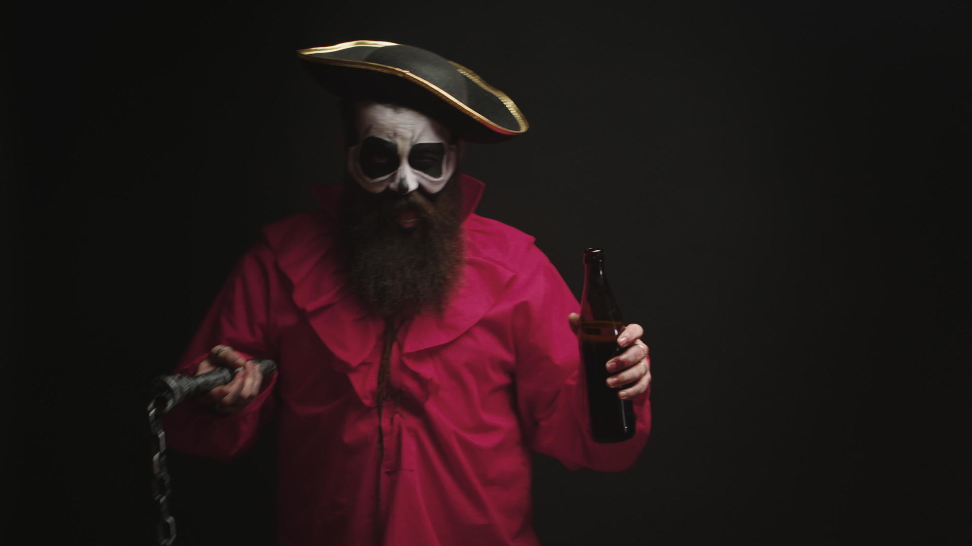 男人穿得像醉酒的海盗黑背景视频的预览图