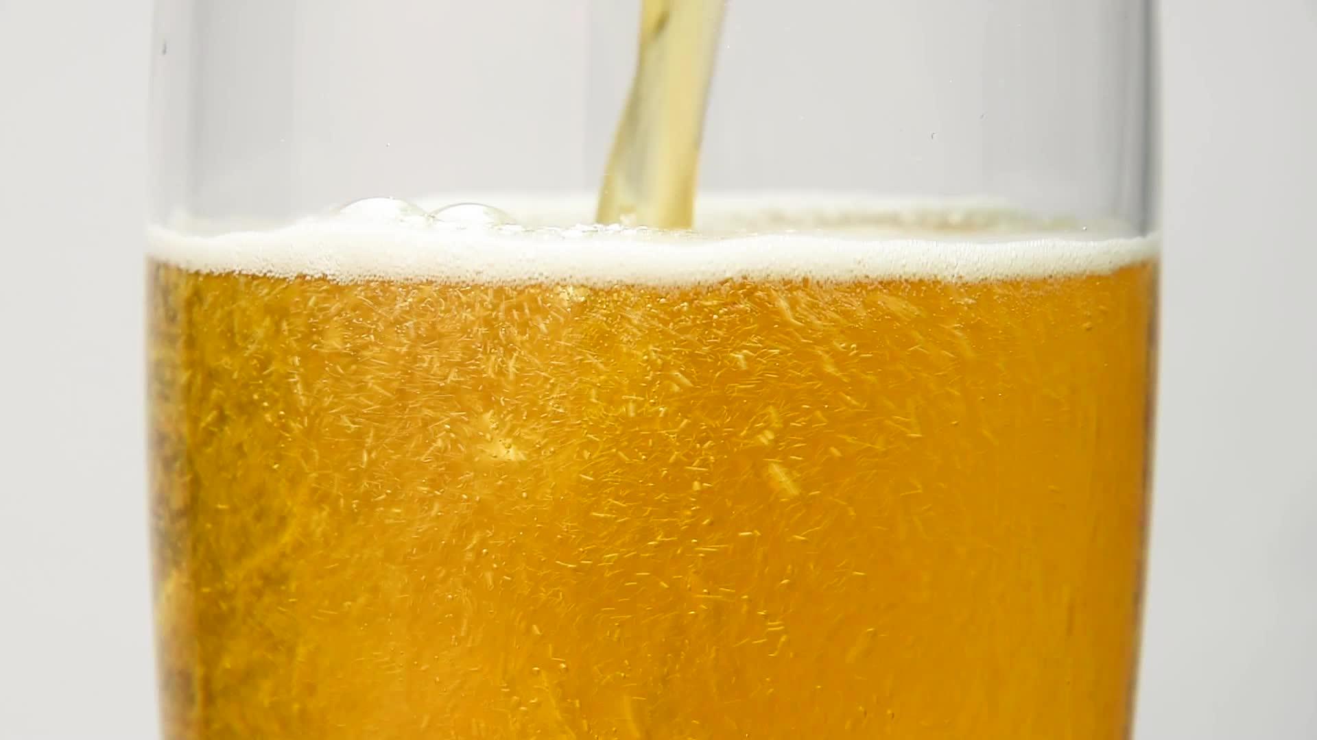 啤酒里装满了玻璃泡泡视频的预览图