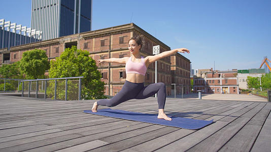 女性户外瑜伽健身视频的预览图