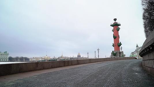 冬季日在圣彼得堡的玫瑰柱视频的预览图