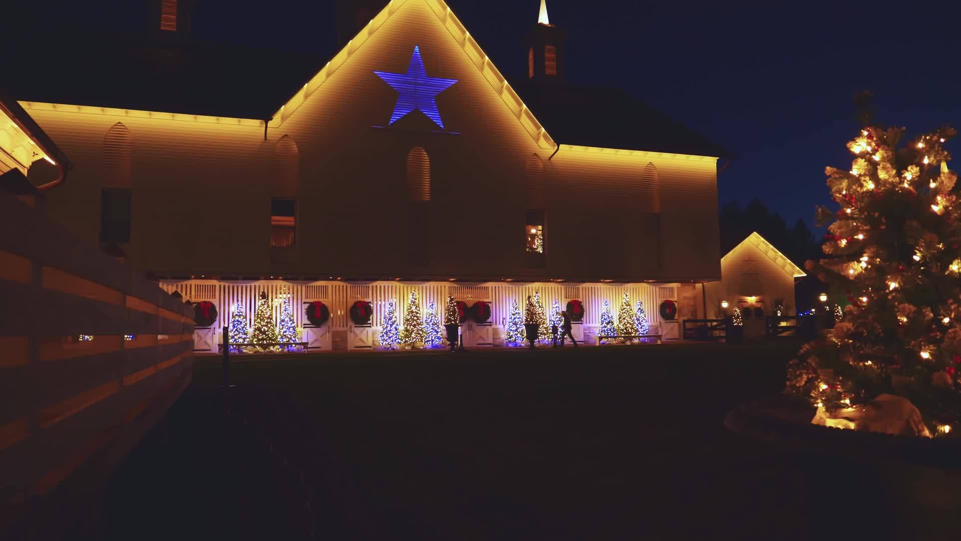 圣诞照明展览在恢复的古董谷仓举行有树木和花圈视频的预览图