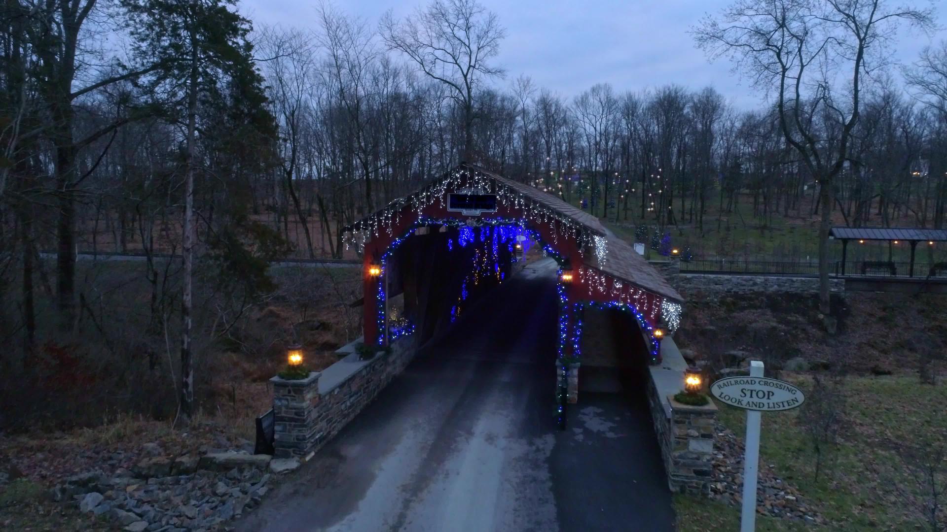 无人机穿过圣诞装扮的廊桥视频的预览图