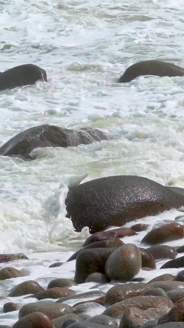 海浪拍打岸边鹅卵石视频资料空镜头视频的预览图