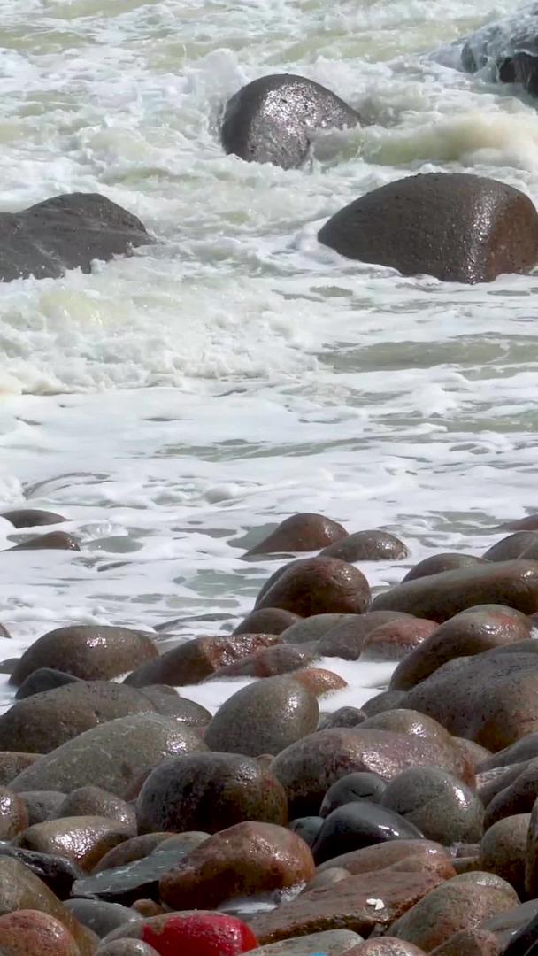 海浪拍打岸边鹅卵石视频资料空镜头视频的预览图