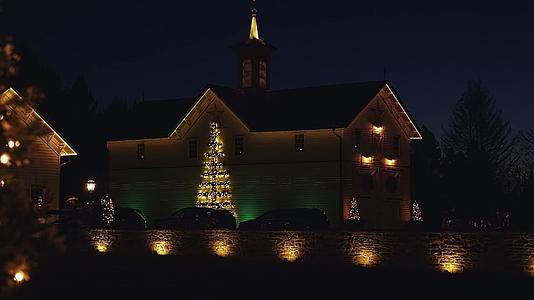 圣诞照明展览在修复的古董谷仓举行并配有树木和花圈视频的预览图