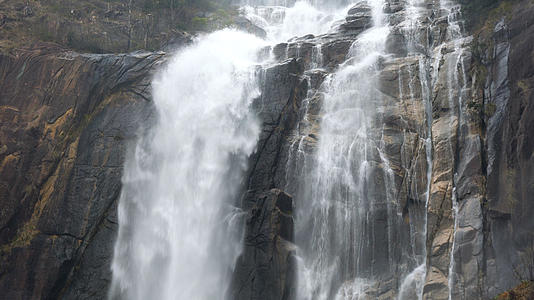 天台山大瀑布实拍合集4K含水声视频的预览图