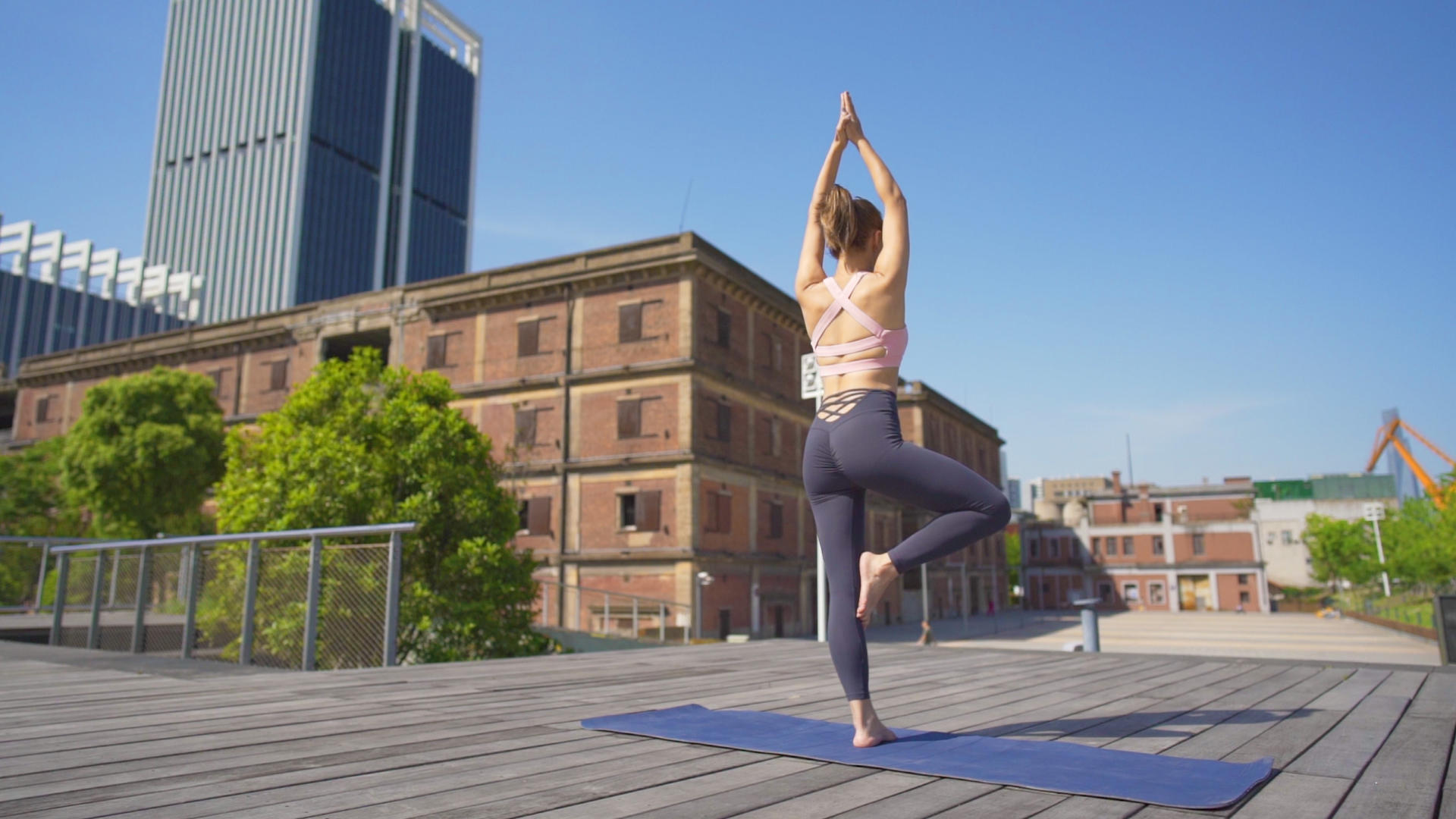 女性户外做露天瑜伽慢动作视频视频的预览图