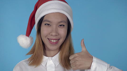美丽的韩国女孩的圣诞节拇指视频的预览图