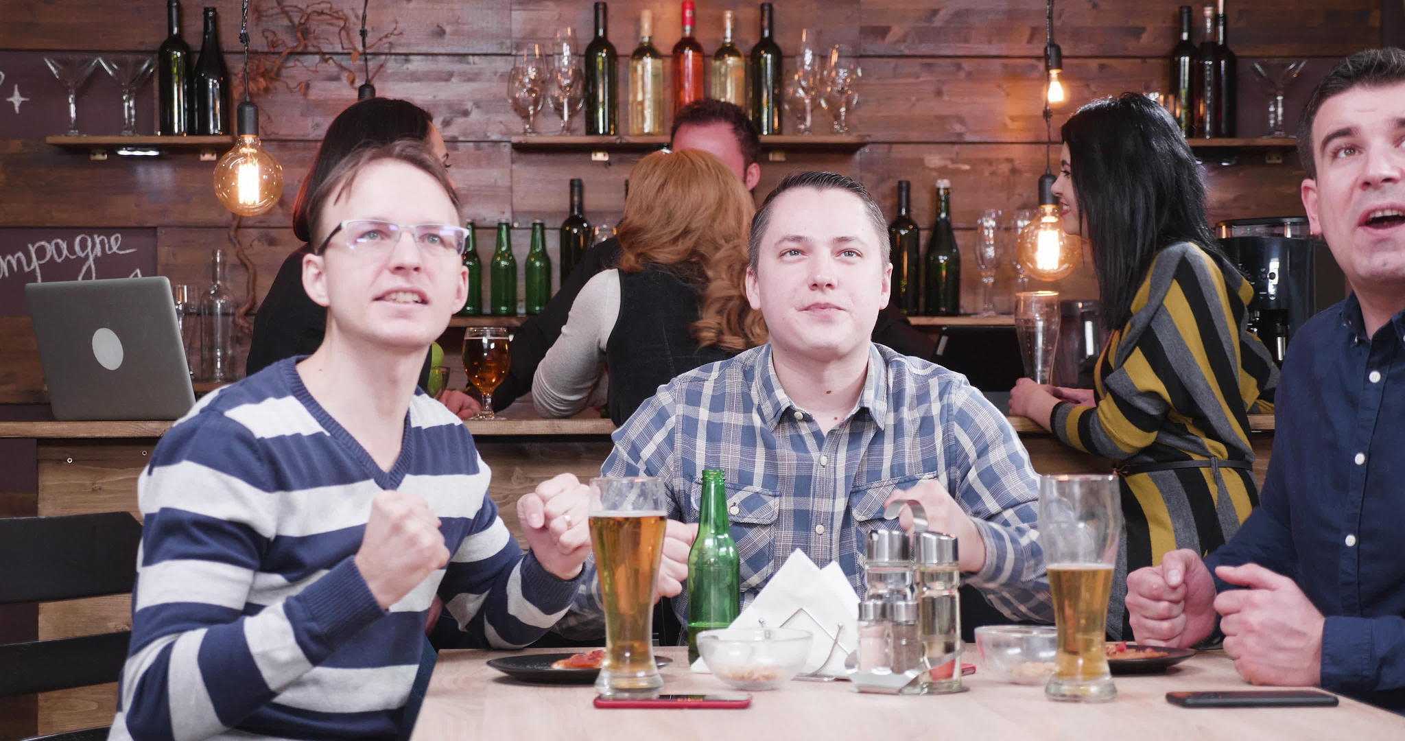 三个人在酒吧喝酒看世界杯视频的预览图