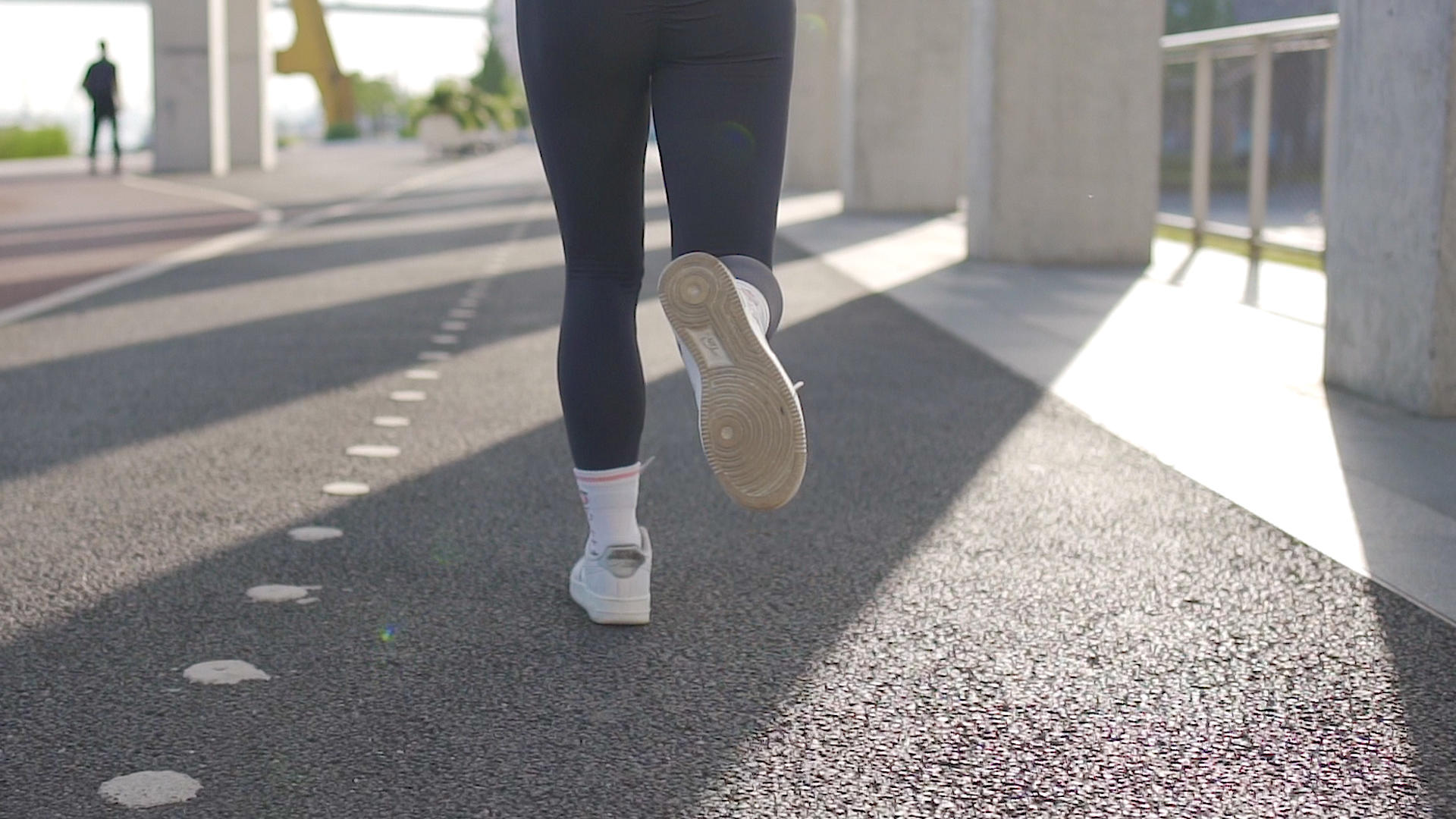 女性慢跑腿部脚步特写慢动作视频视频的预览图