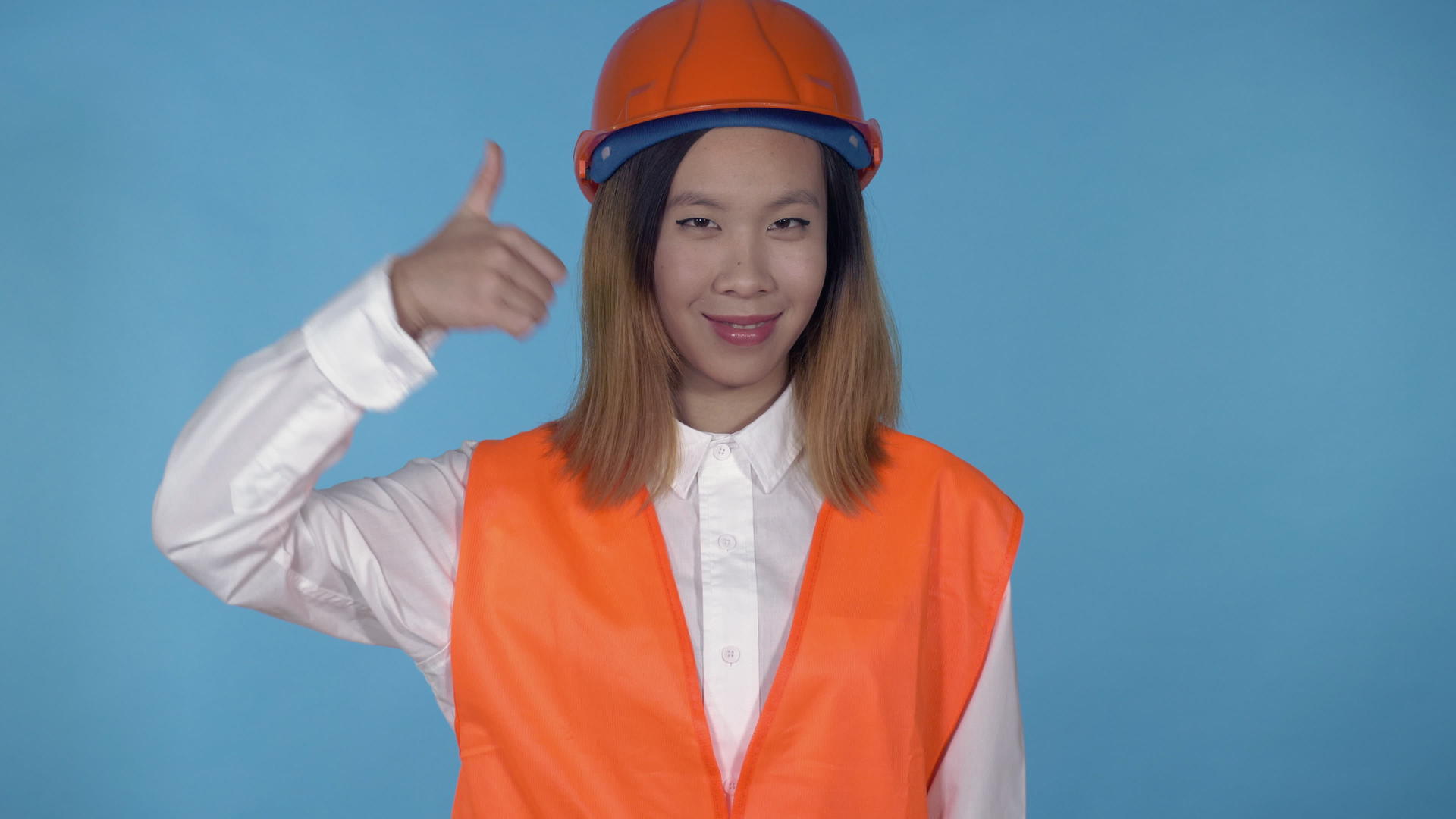 美丽的韩国女性建筑工人拇指视频的预览图