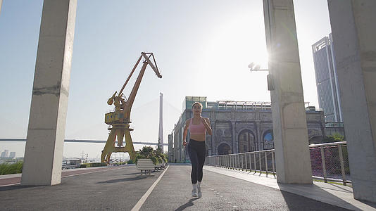 女性慢跑运动慢动作视频视频的预览图