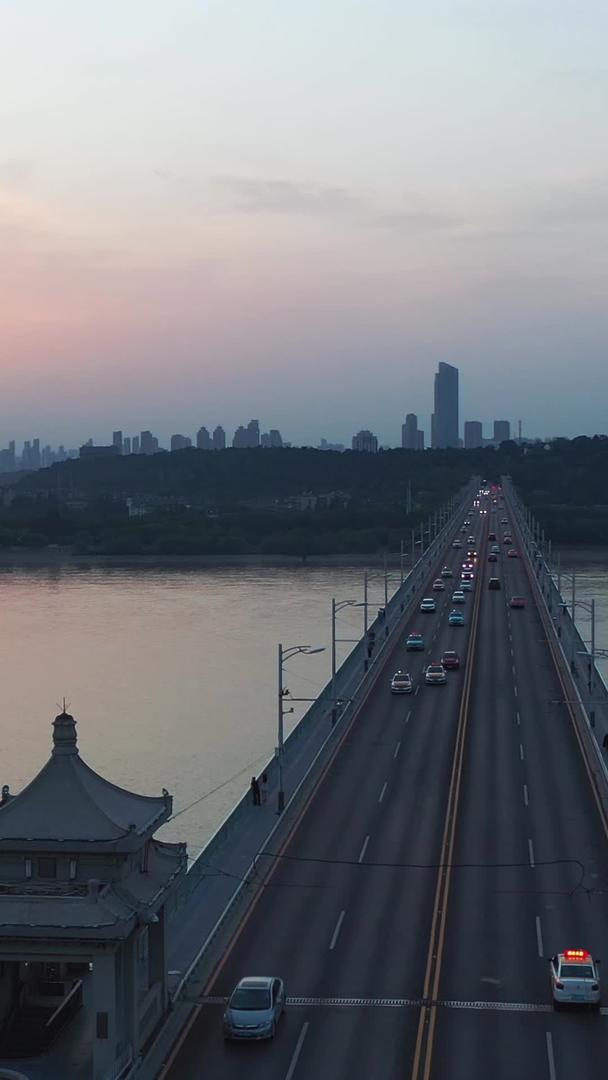 风景城市地标武汉长江大桥车流素材视频的预览图