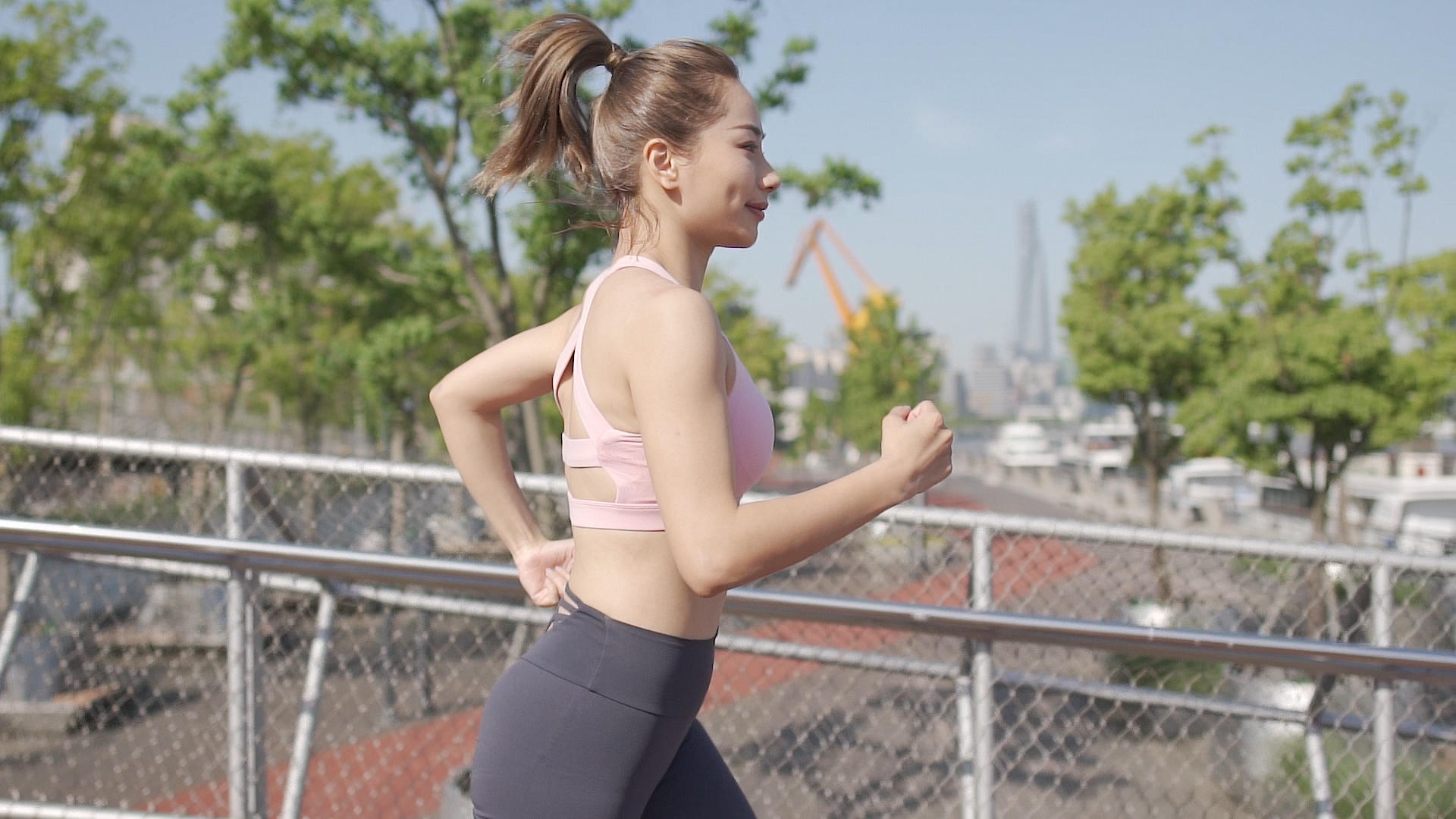 女性跑步侧面慢动作视频视频的预览图