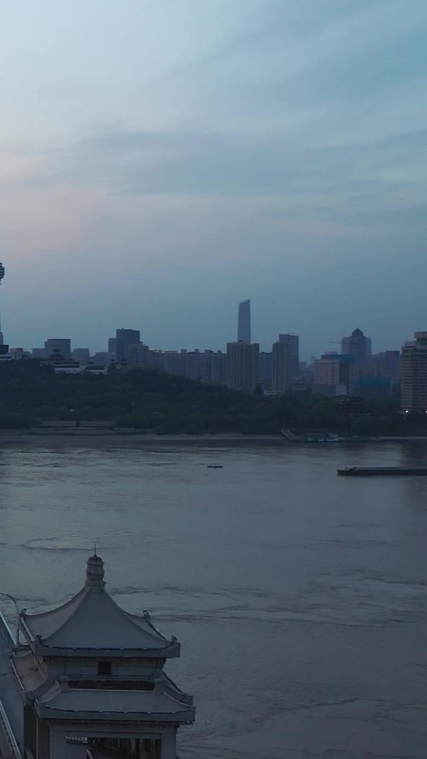风景城市地标武汉长江大桥车流素材视频的预览图