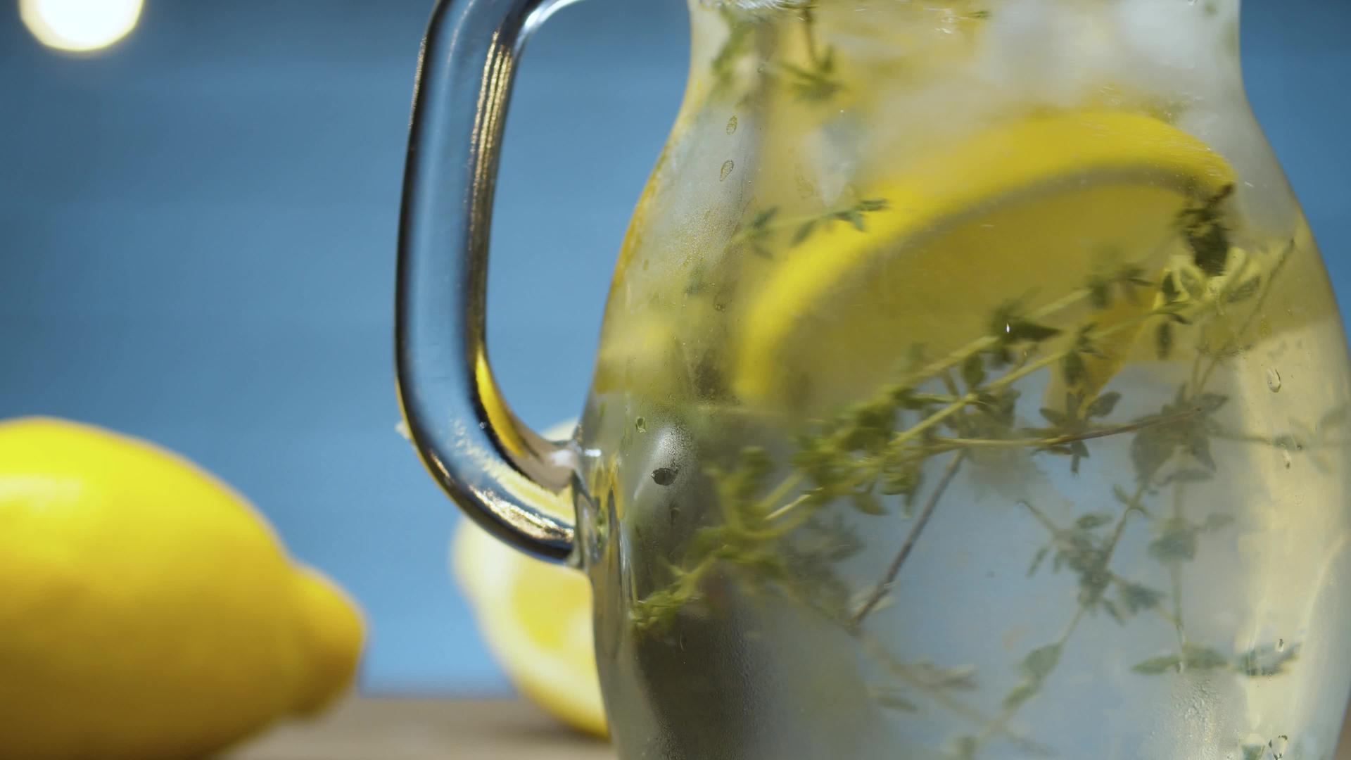 用百香搅拌柠檬汁视频的预览图