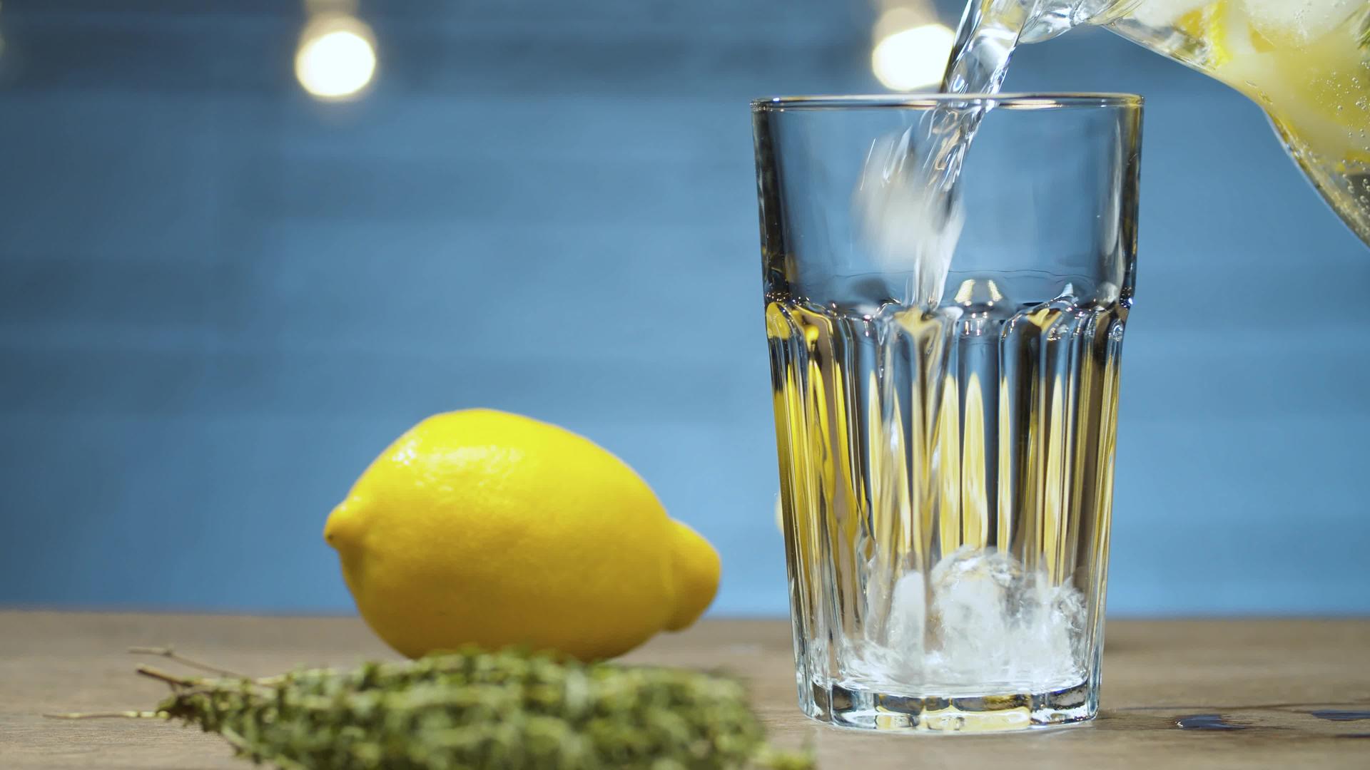 将柠檬水倒入玻璃杯中视频的预览图