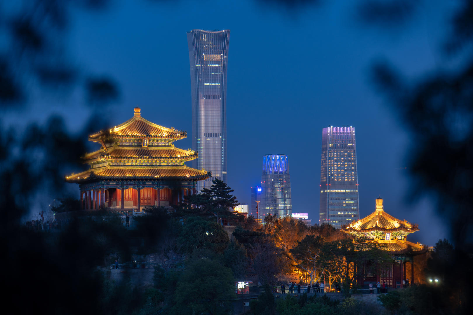 北京古与现建筑白转夜8K延时视频的预览图