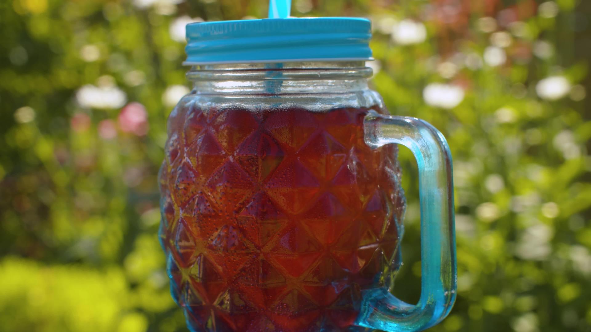 杯子上的冷水果饮料玻璃杯视频的预览图
