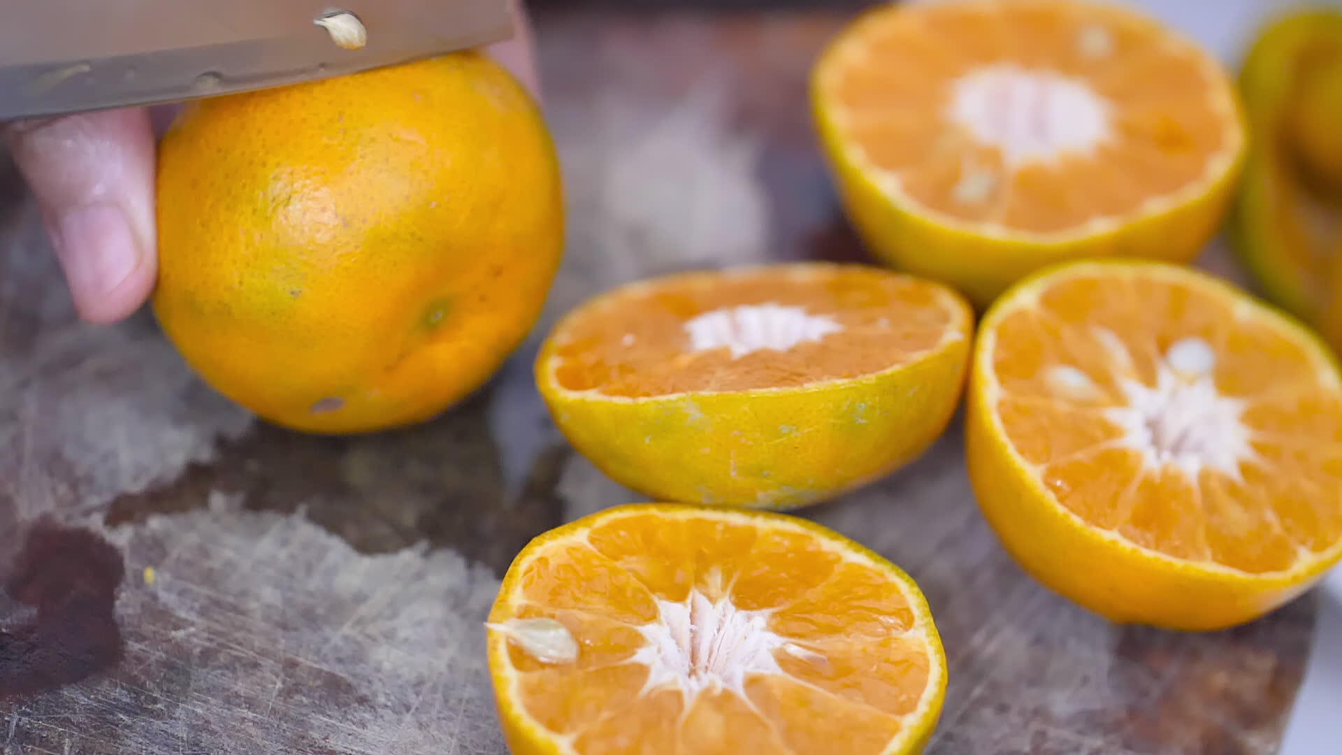 把橘子切成两半视频的预览图
