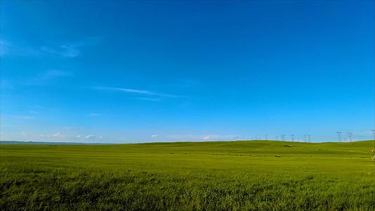 4k实拍蓝天白云下碧绿的草原上散落的蒙古包群视频的预览图