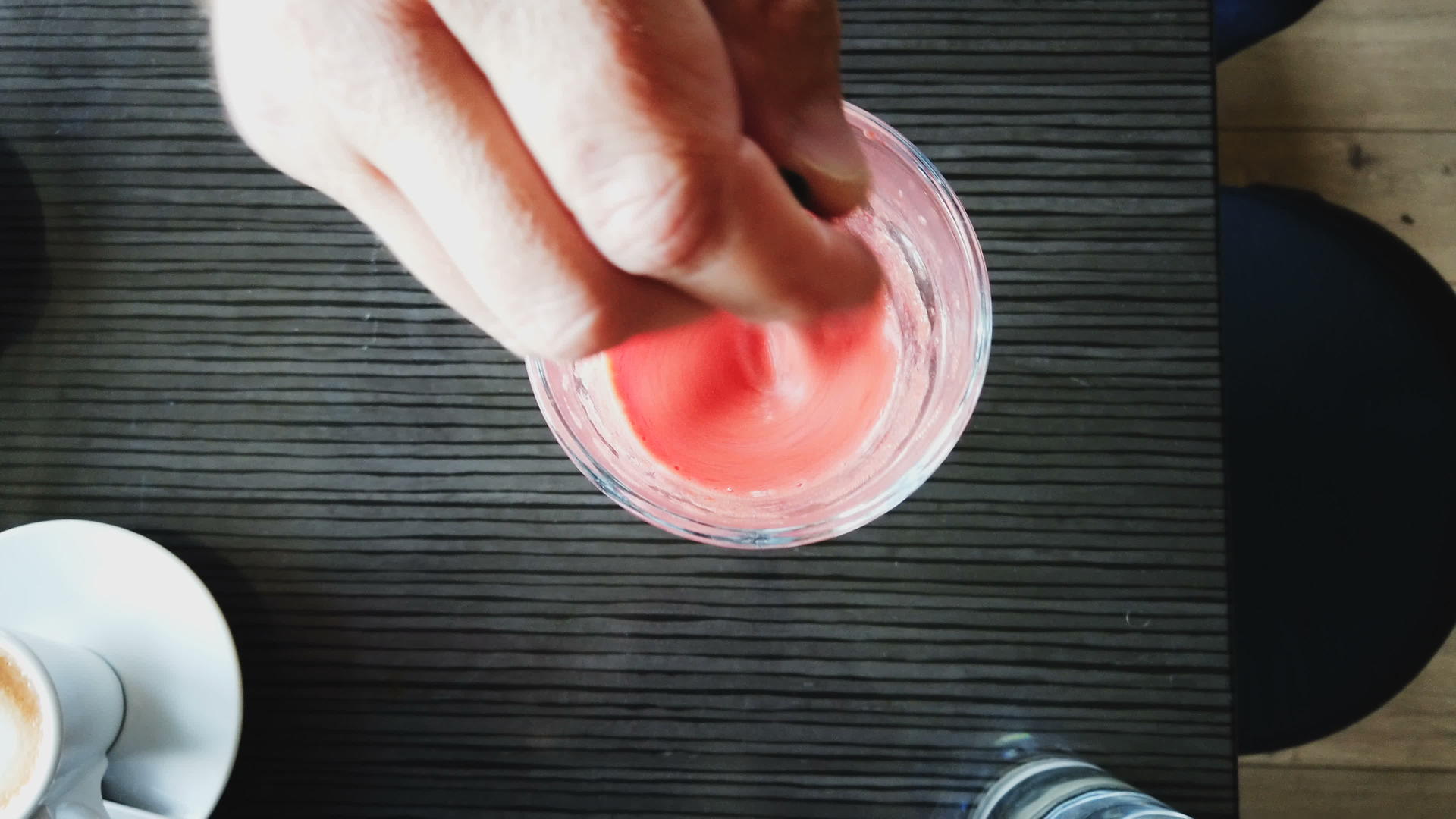 将草莓汁冰饮料倒入玻璃杯中搅拌视频的预览图