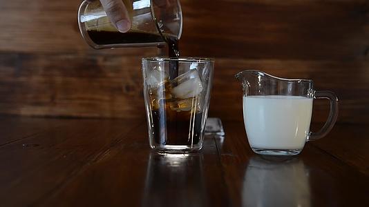 冰咖啡有三种成分分散在杯子里视频的预览图