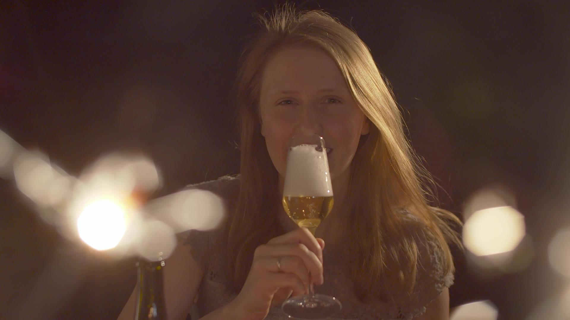 美丽的年轻女性喝香槟视频的预览图