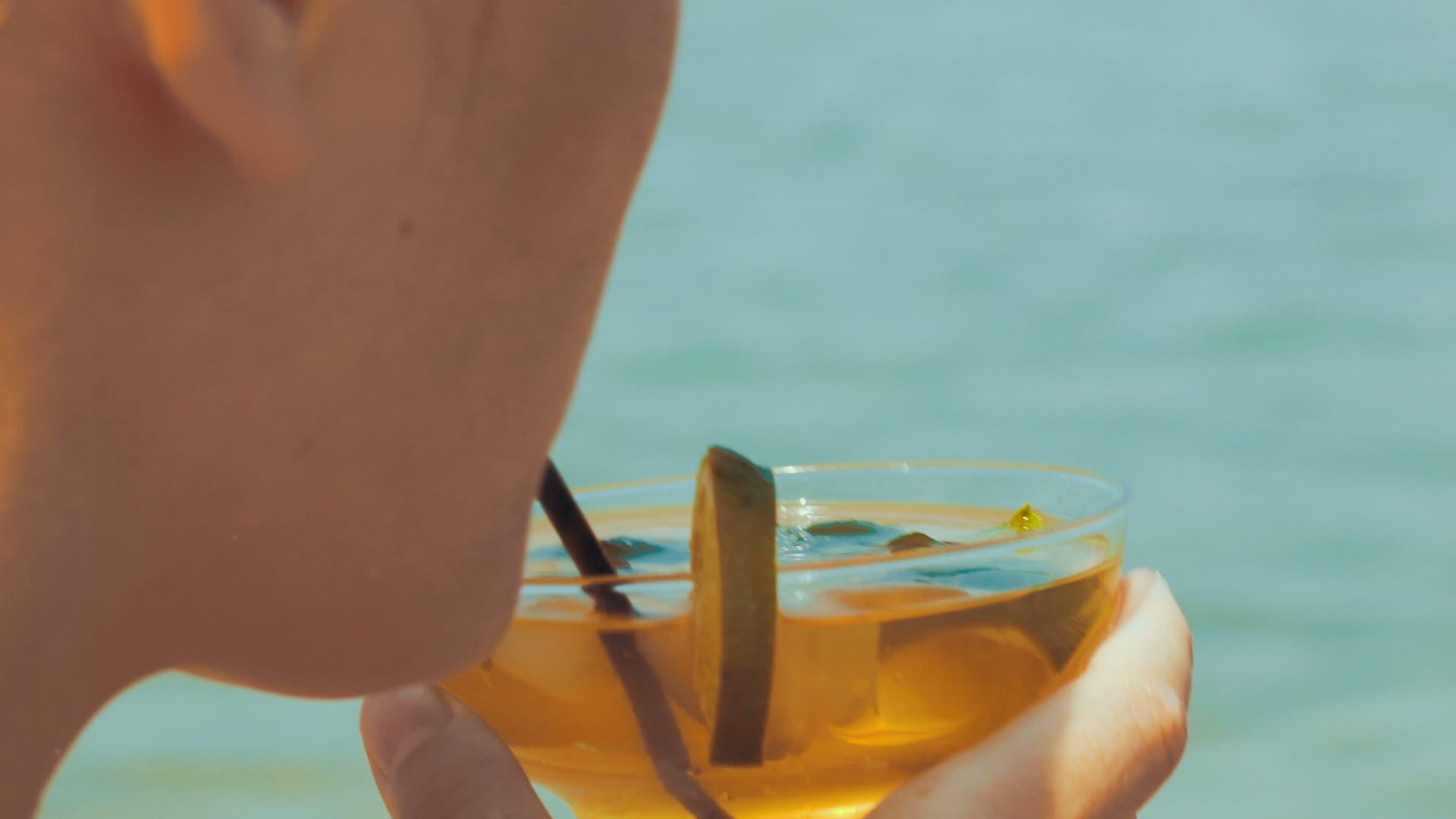 女人用吸管喝清水鸡尾酒视频的预览图