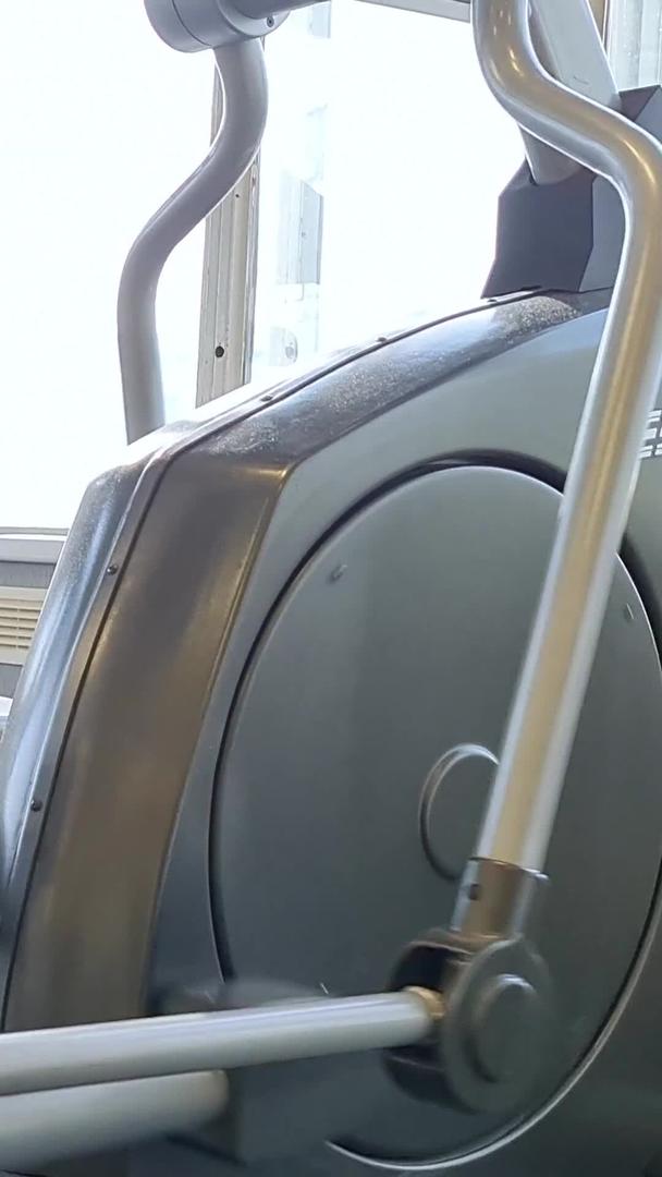 在健身房椭圆机上跑步的人视频的预览图