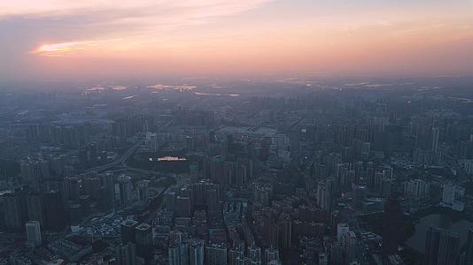 航拍日落时晚霞下的武汉城市建筑群视频的预览图