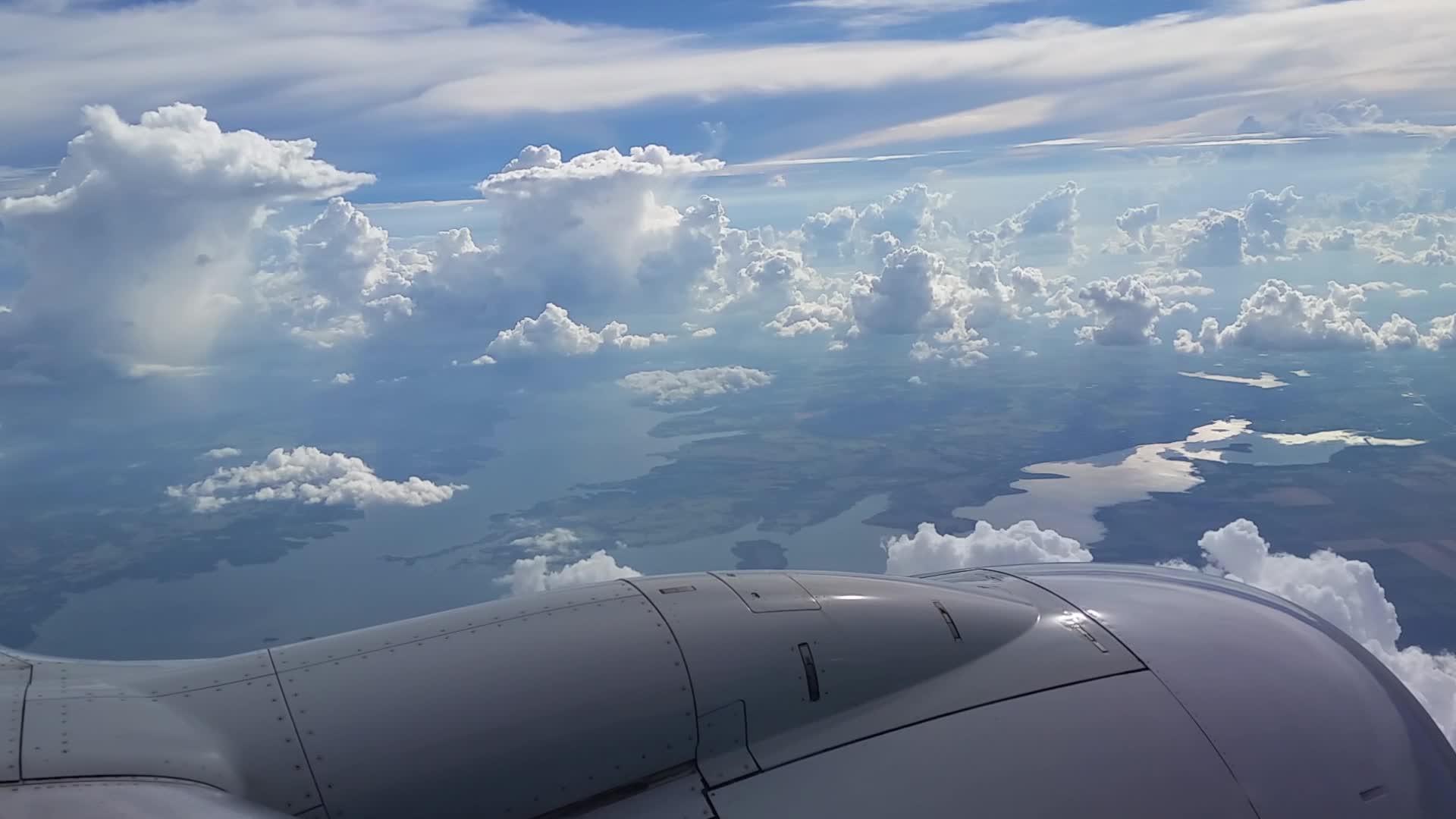 喷气式发动机在云中飞行视频的预览图