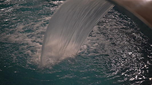 温泉中空游泳池里有瀑布喷气式飞机视频的预览图