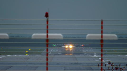 从杜塞尔多夫出发的航班视频的预览图