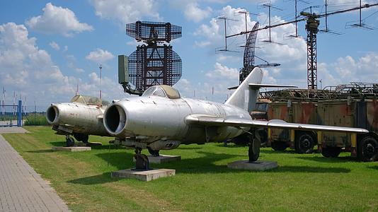旧的喷气式战斗机在国家航空展览室外展出视频的预览图