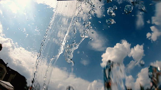 慢动作在游泳池中滴落drom喷水式喷水器视频的预览图