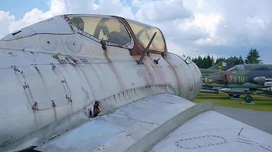 旧喷气式战斗机位于露天军事博物馆视频的预览图