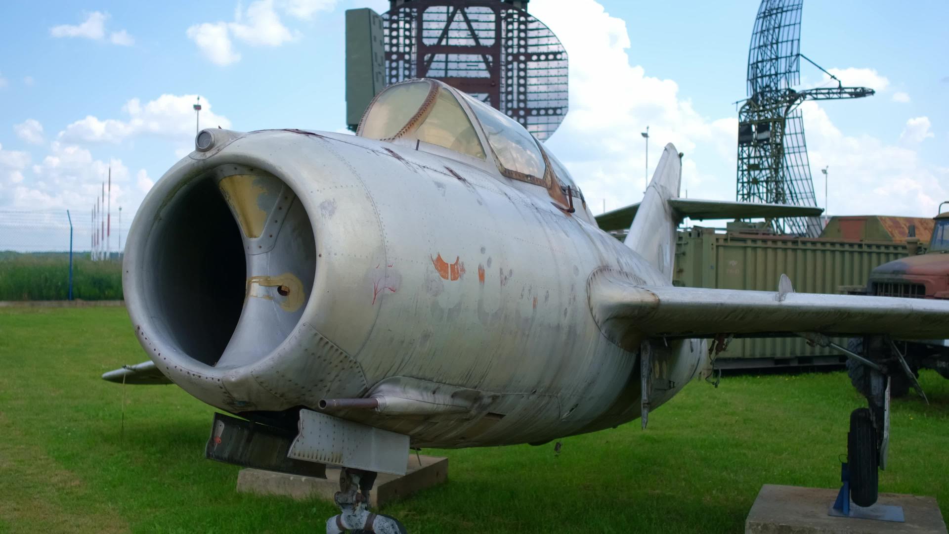 旧喷气式战斗机位于露天军事博物馆视频的预览图