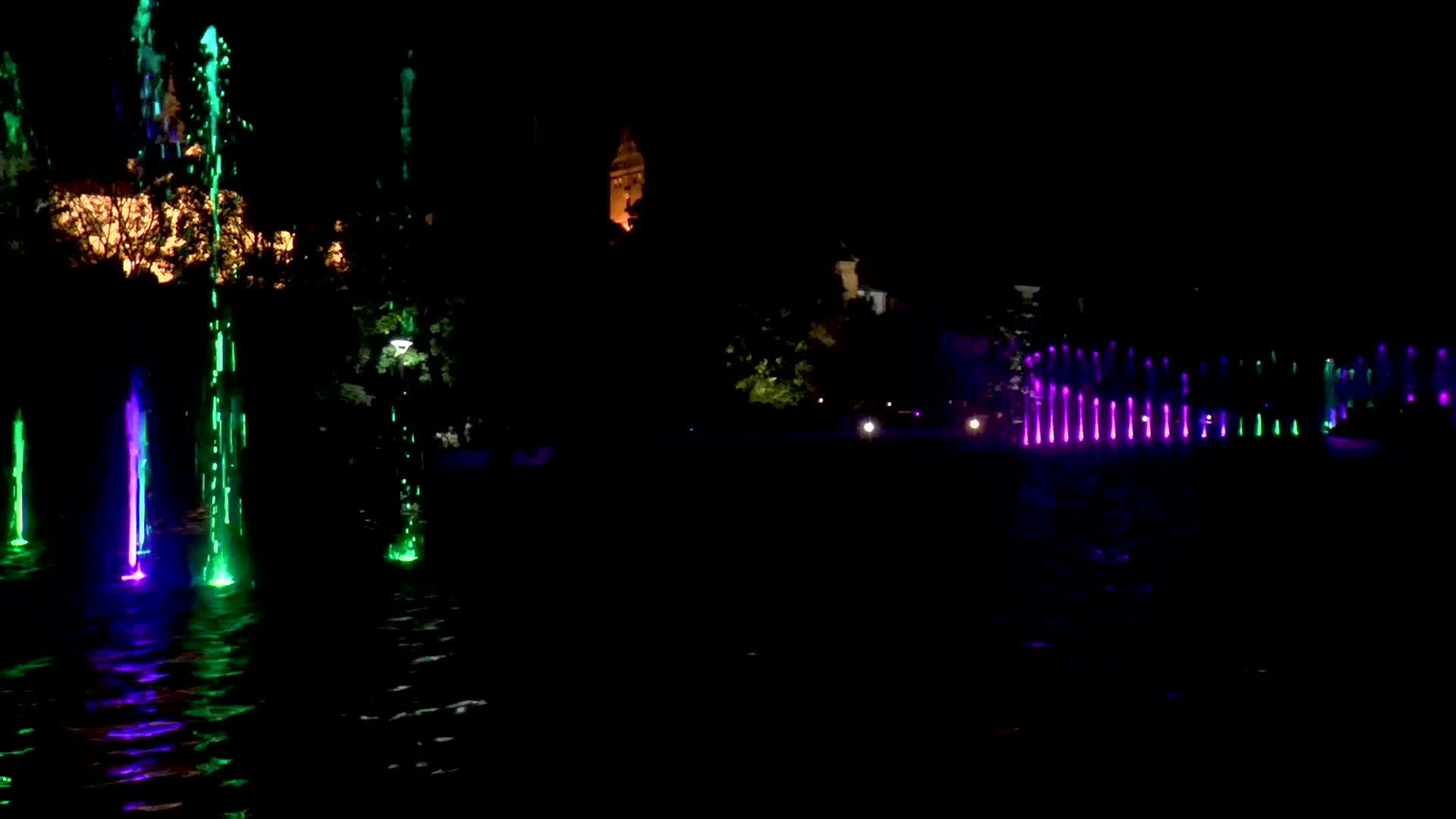 晚上多媒体喷泉公园视频的预览图
