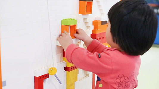 儿童拼搭墙上积木玩具视频的预览图