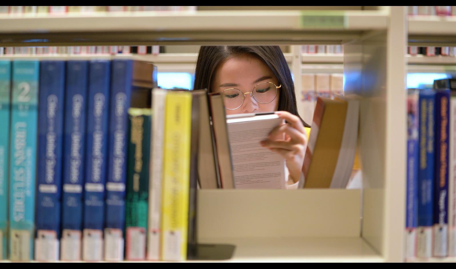 4k图书馆女生书架取书找书视频的预览图