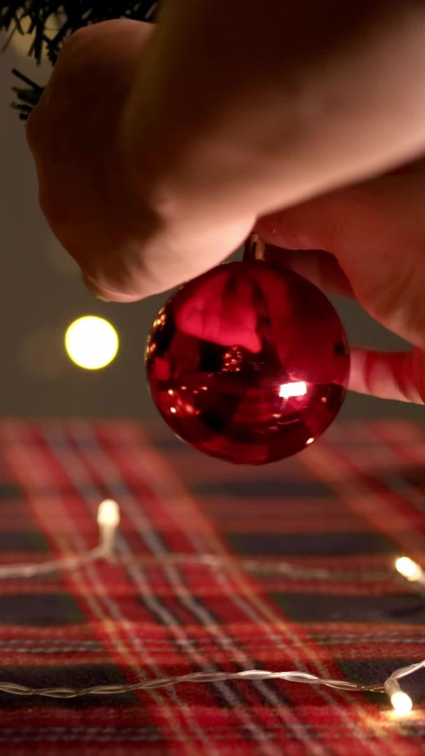 圣诞装饰挂彩球视频的预览图