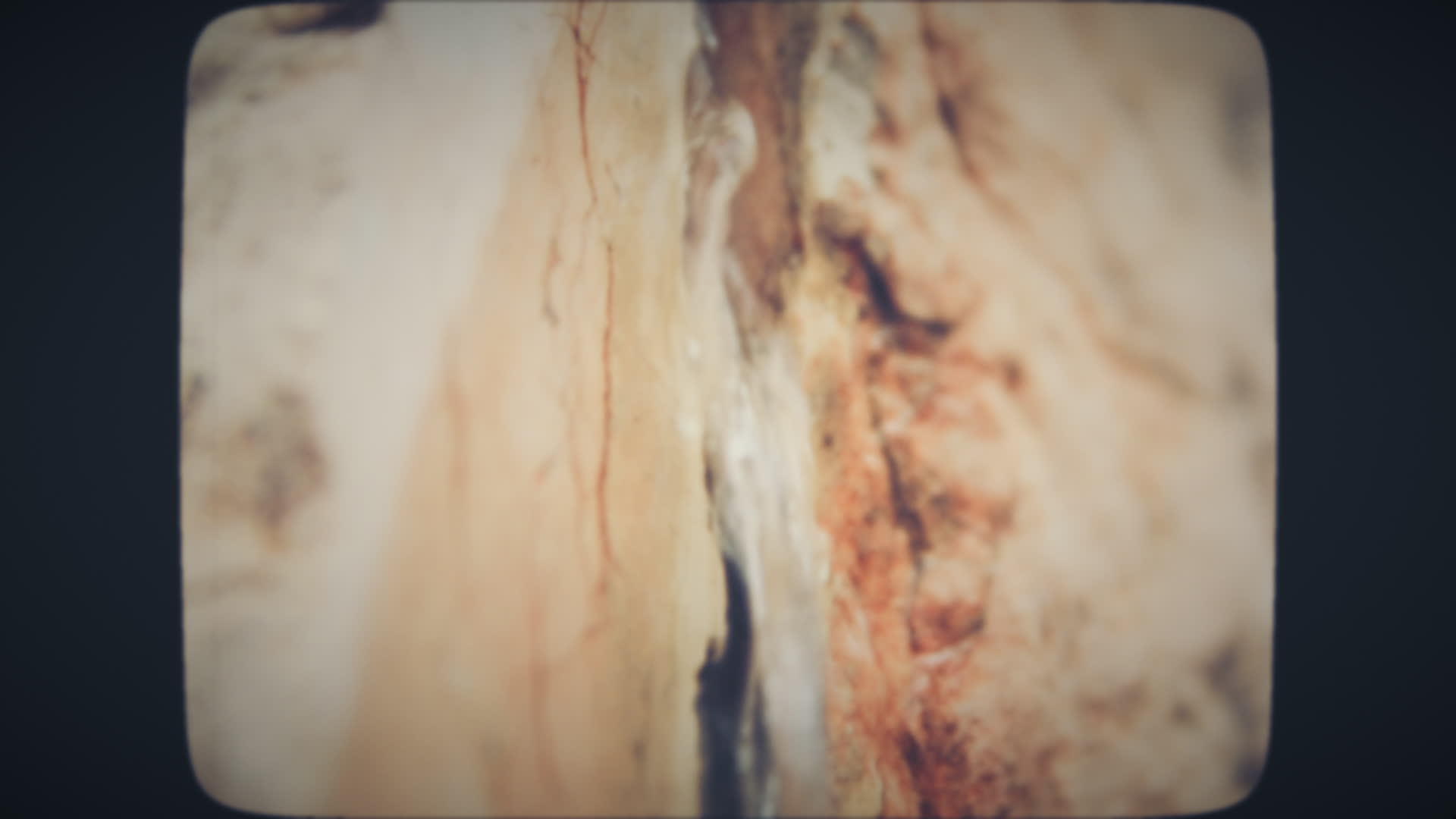 小溪从石头的缝隙中留下了小溪视频的预览图