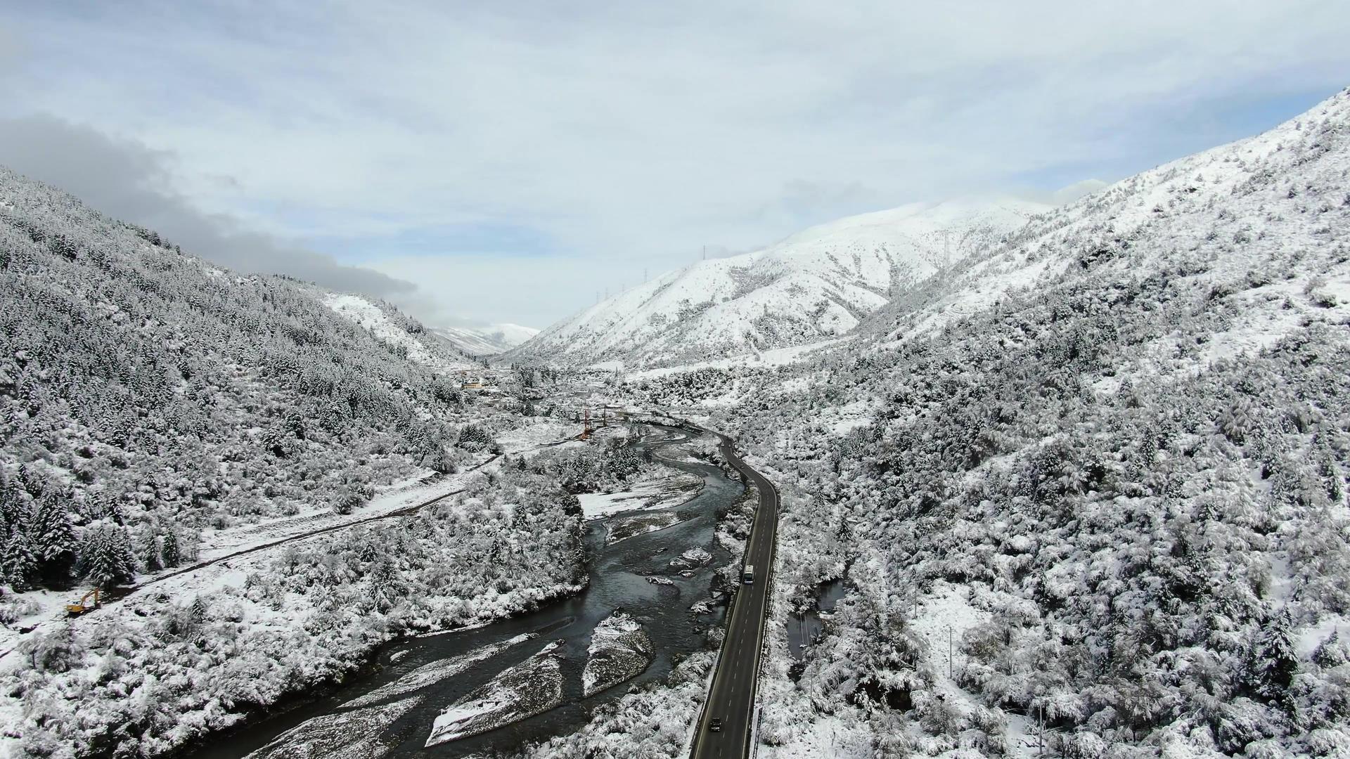 航拍川西高原群山下雪雪景视频视频的预览图