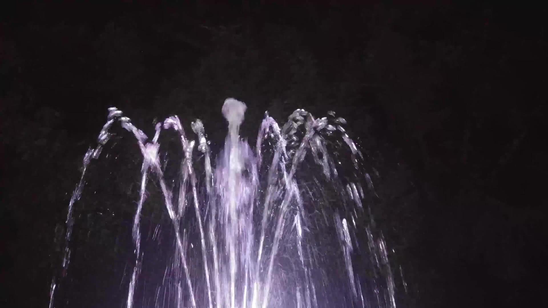 黑暗中的彩色喷泉视频的预览图