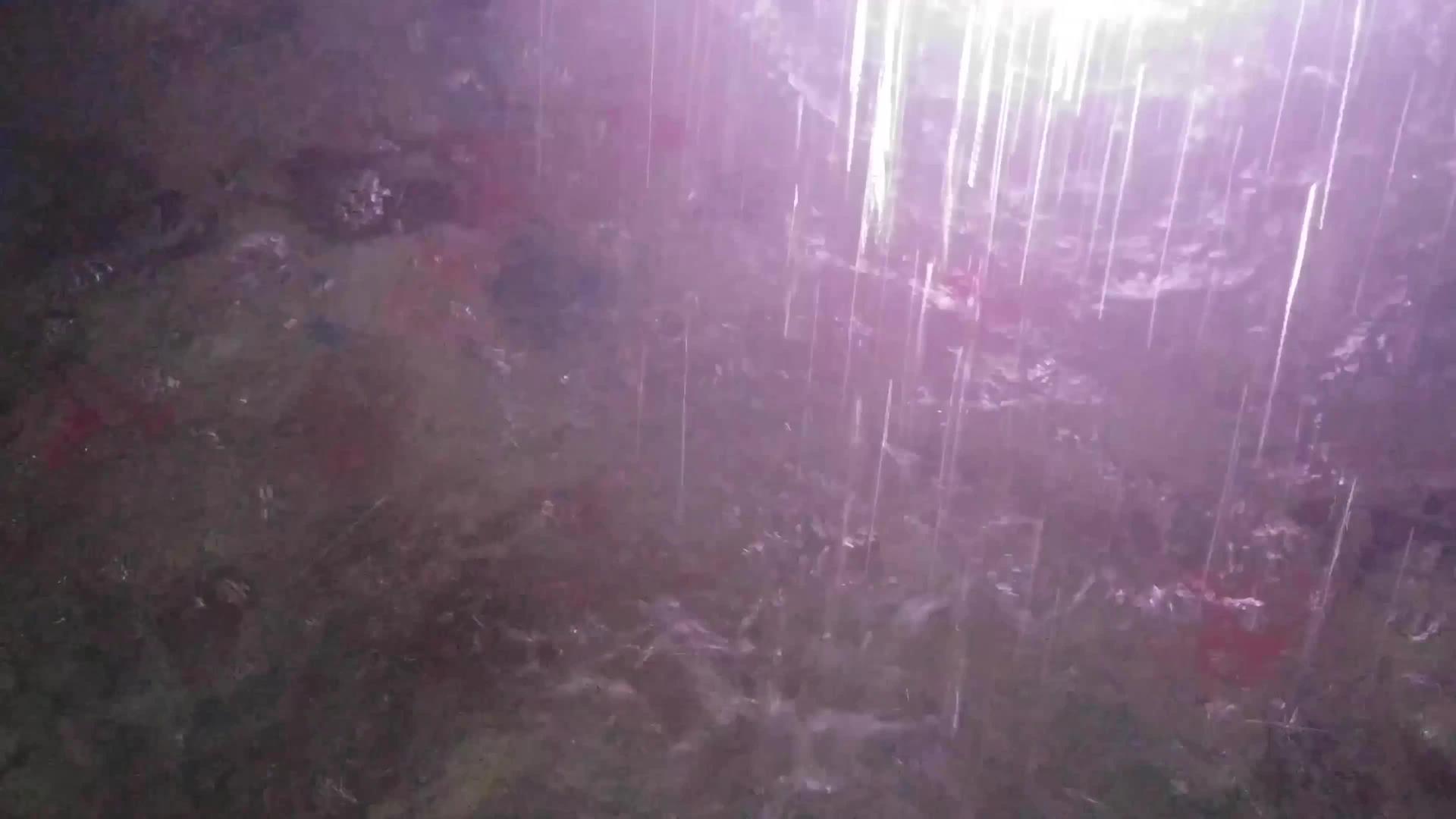 黑暗中彩色喷泉的缝合视频的预览图