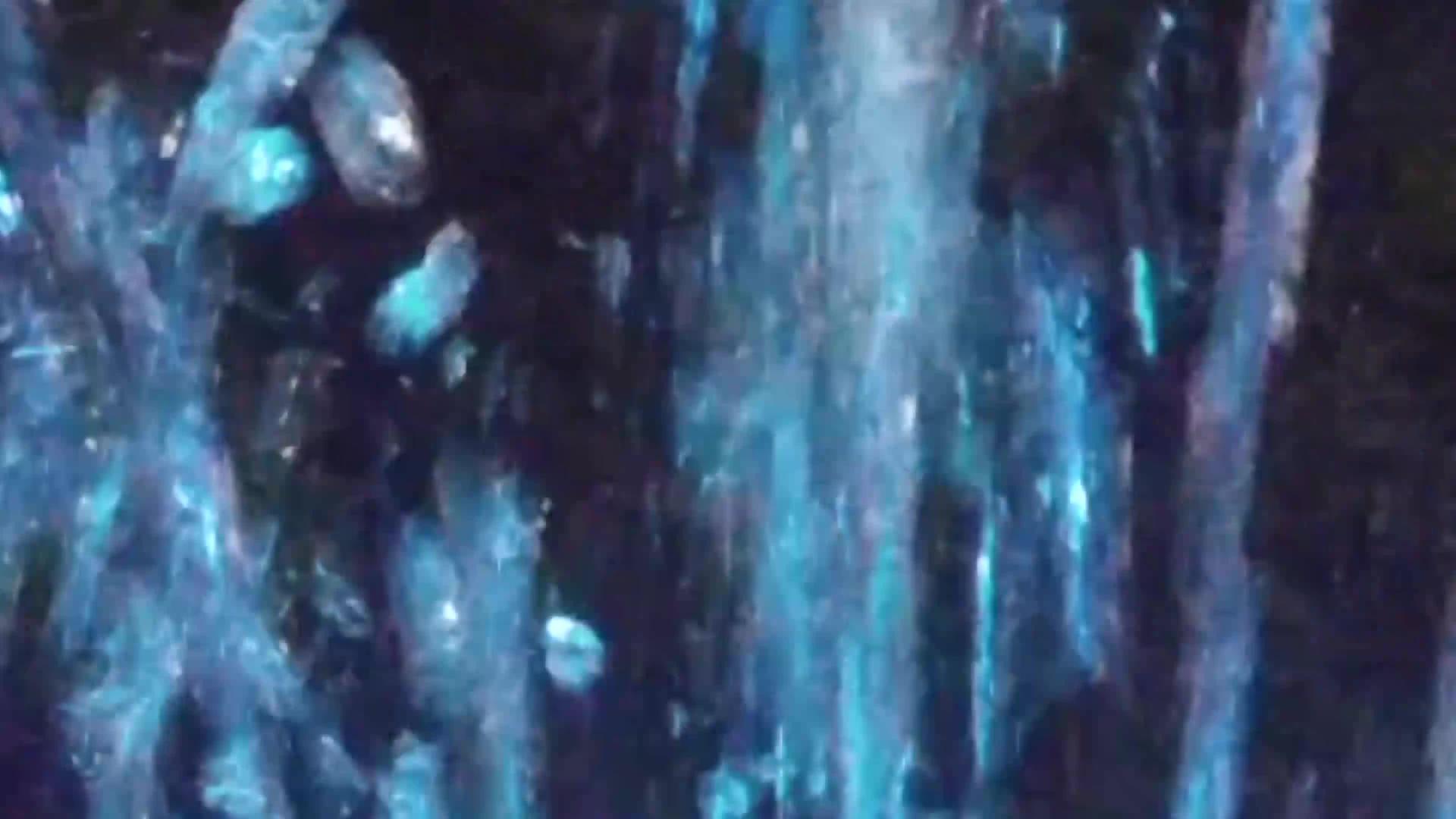 黑暗中彩色喷泉的缝合视频的预览图