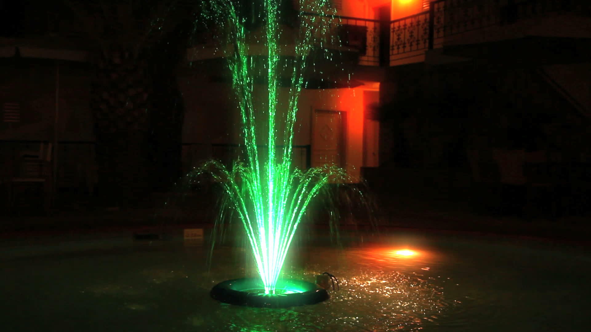 夜间喷泉视频的预览图