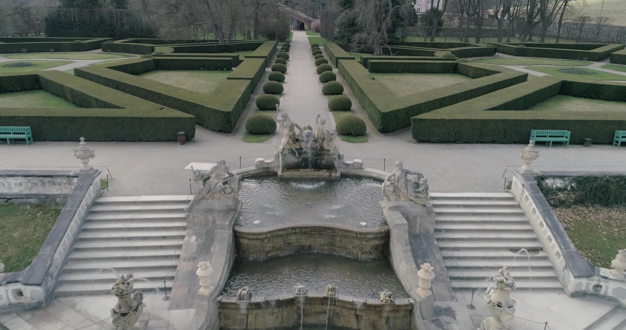 飞越城堡花园ZameckaZahradaCesky视频的预览图